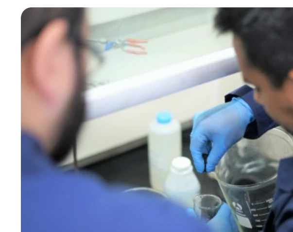 Especialistas durante un trabajo de laboratorio